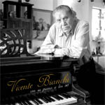 Vicente Bianchi con su piano, a los 90